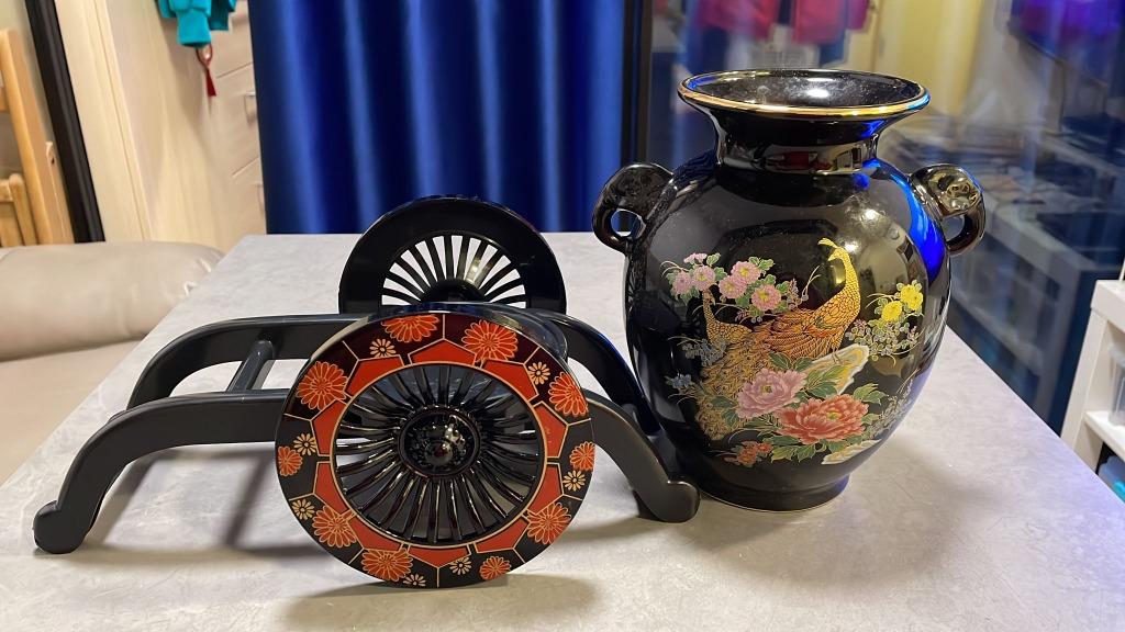 陶瓷花瓶大號復古70 年代 日本黑瓷花瓶 孔雀鳥 在推車支架上porcelain Asian Vase Large Vintage 70s Black With Plastic Flower Cart Base 日本製造 底部印有 日本 四個日本符號 興趣及遊戲 收藏品及紀念品 古董收藏
