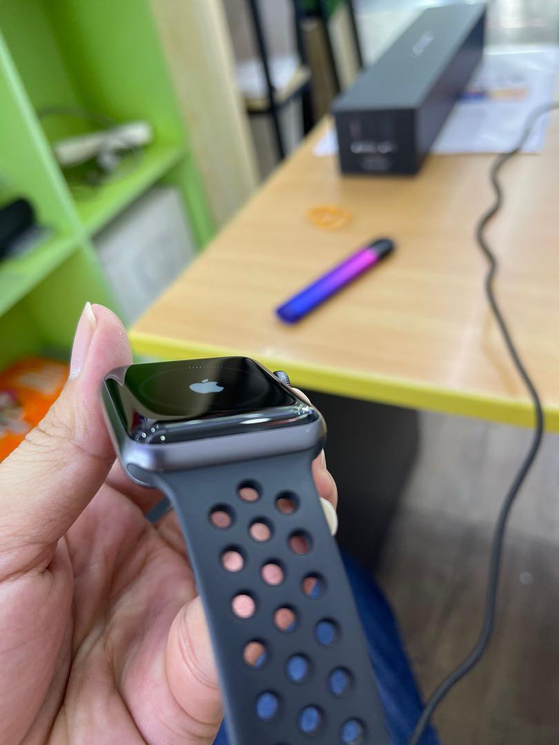 Apple watch series 3 42mm space gray best sale aluminum sport band