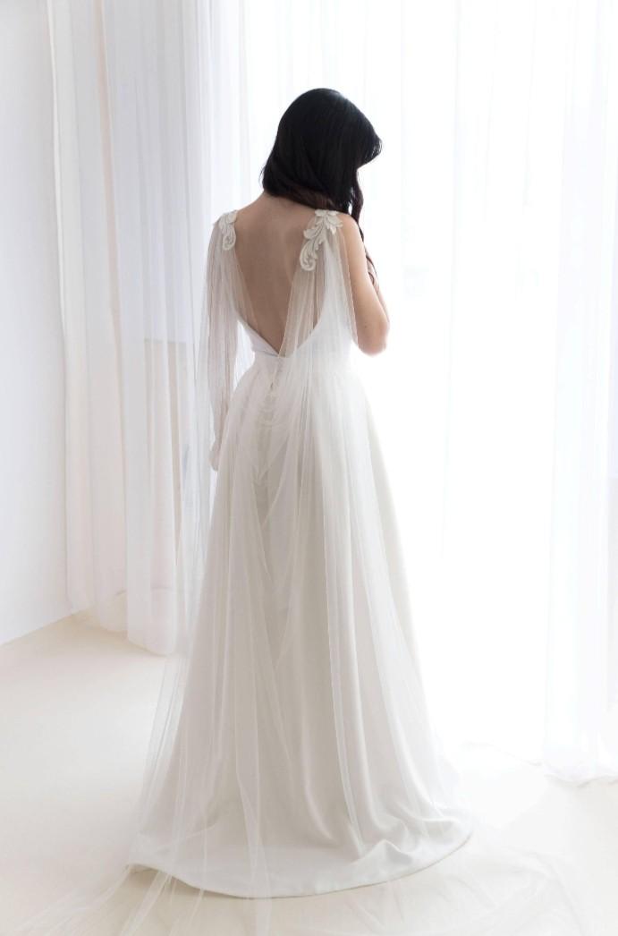 Gown cap (Category: Coats, Jackets and Outerwear) located in Singapore. Submitted by bellediva (Listing ID 1143834708, Image 1). Description: I nv use for my pre wedding shoot in the end as I use another one. very nice design n fit on gown..