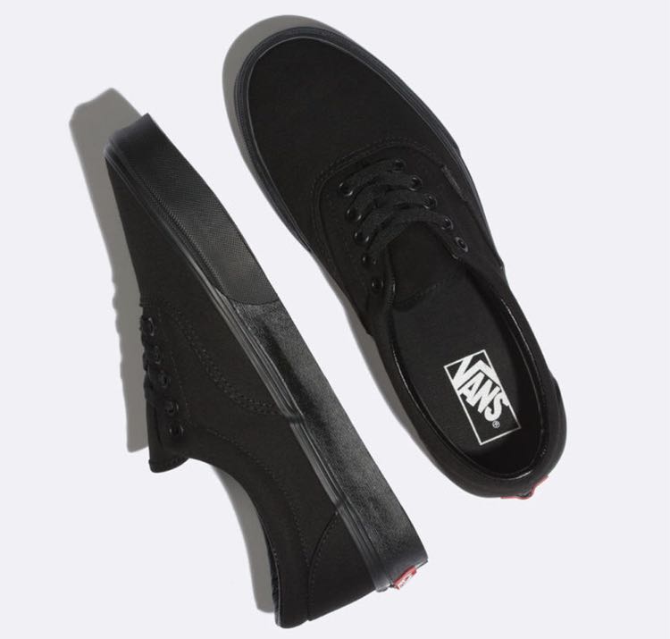 Karu ayuda capitalismo All black vans shoes, 女裝, 鞋, 波鞋- Carousell