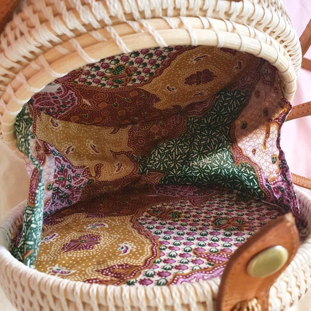 Amari native beach shoulder bag (Category: Beach Bags) located in Cebu City. Submitted by lyn168 (Listing ID 1143890713, Image 2). Description: original from Indonesia Amari beach bag with dustbag. used only onced, no issues..
