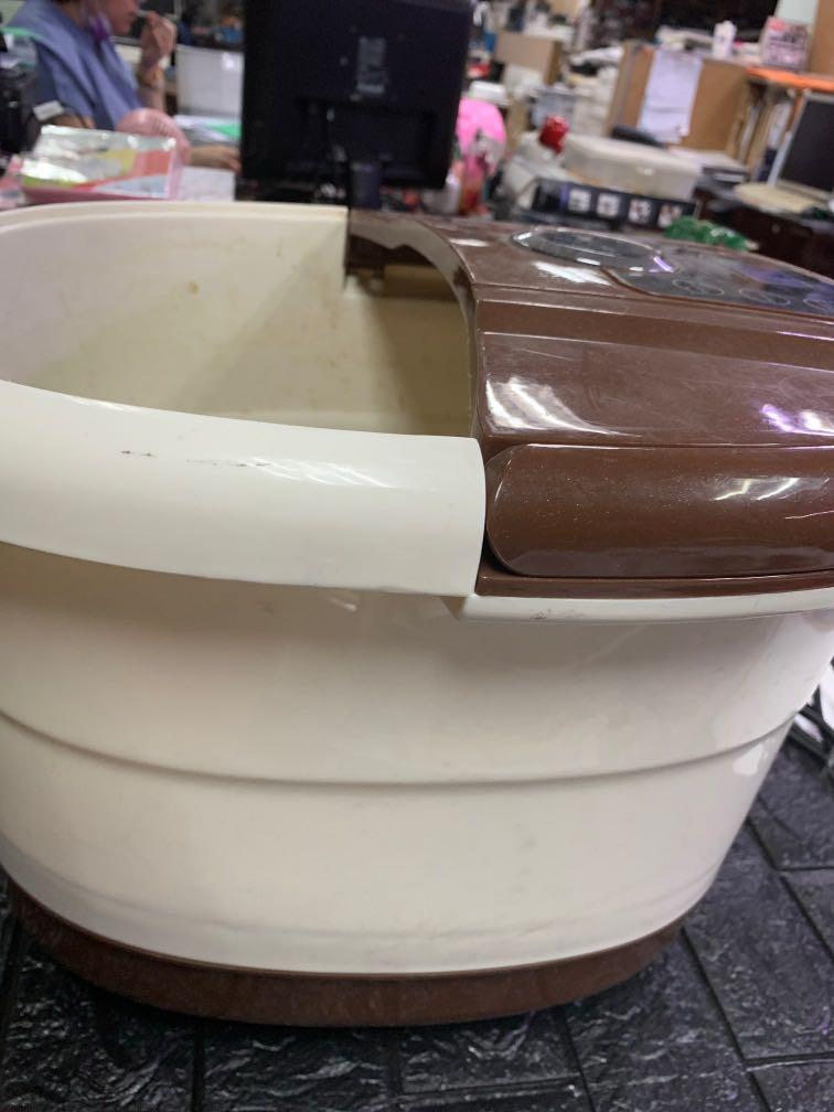 Foot Spa Jumbo (Category: Bathtub & Bath Accessories) located in Pasay City. Submitted by ayinong168 (Listing ID 1143974953, Image 3). Description: Item is in excellent condition working 110volts needs transformer to work with complete features massage, heating, bubble, pm for inquiries.