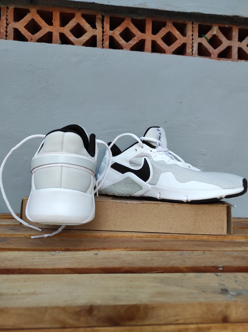 Deportivo Nike Legend Essential 2 CQ9545 010 en hielo-oro para mujer.