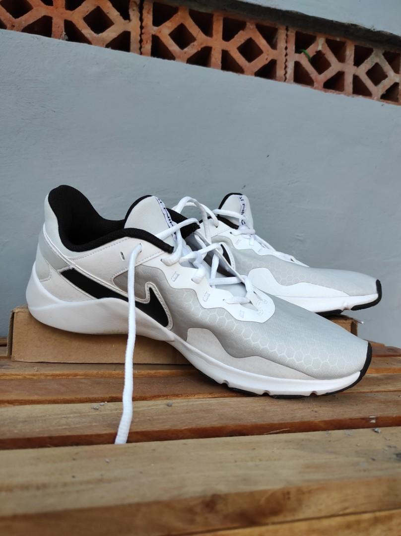 Nike training legend essential 2, Fesyen Pria, Sepatu , Sneakers di  Carousell
