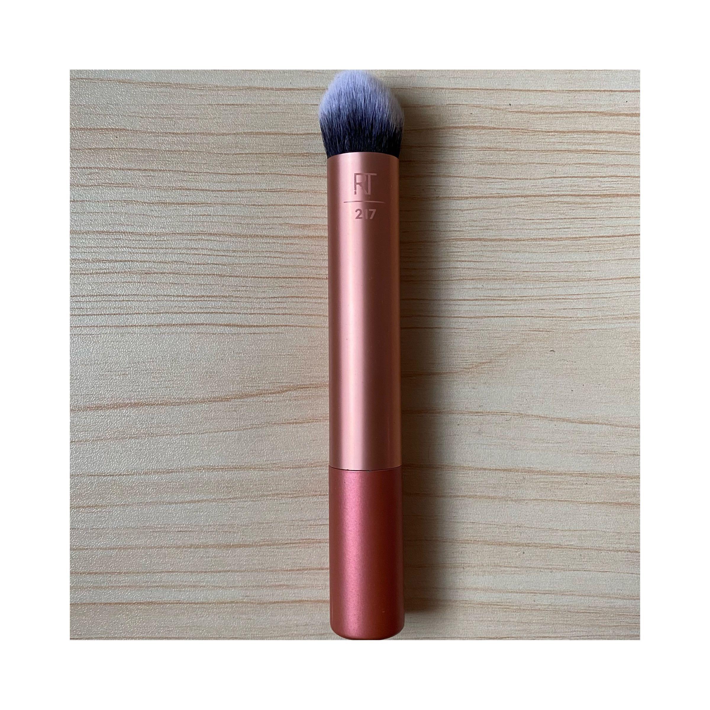 Real Techniques Expert Edge Foundation Brush (Category: Makeup) located in Las Pinas. Submitted by zen.finds (Listing ID 1137603824, Image 1). Description: Given as a gift (Not sure about the authenticity) Used once only Sanitized & ready to use 💗.