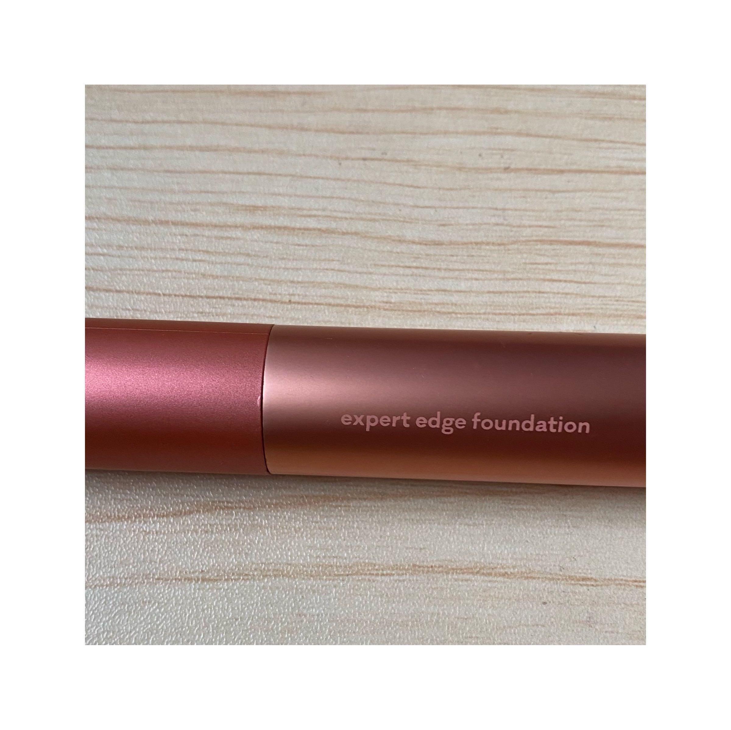 Real Techniques Expert Edge Foundation Brush (Category: Makeup) located in Las Pinas. Submitted by zen.finds (Listing ID 1137603824, Image 2). Description: Given as a gift (Not sure about the authenticity) Used once only Sanitized & ready to use 💗.