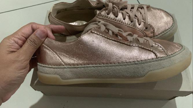 Rose Gold Clarks Sneakers Preloved Women s Fashion Footwear Sneakers on Carousell