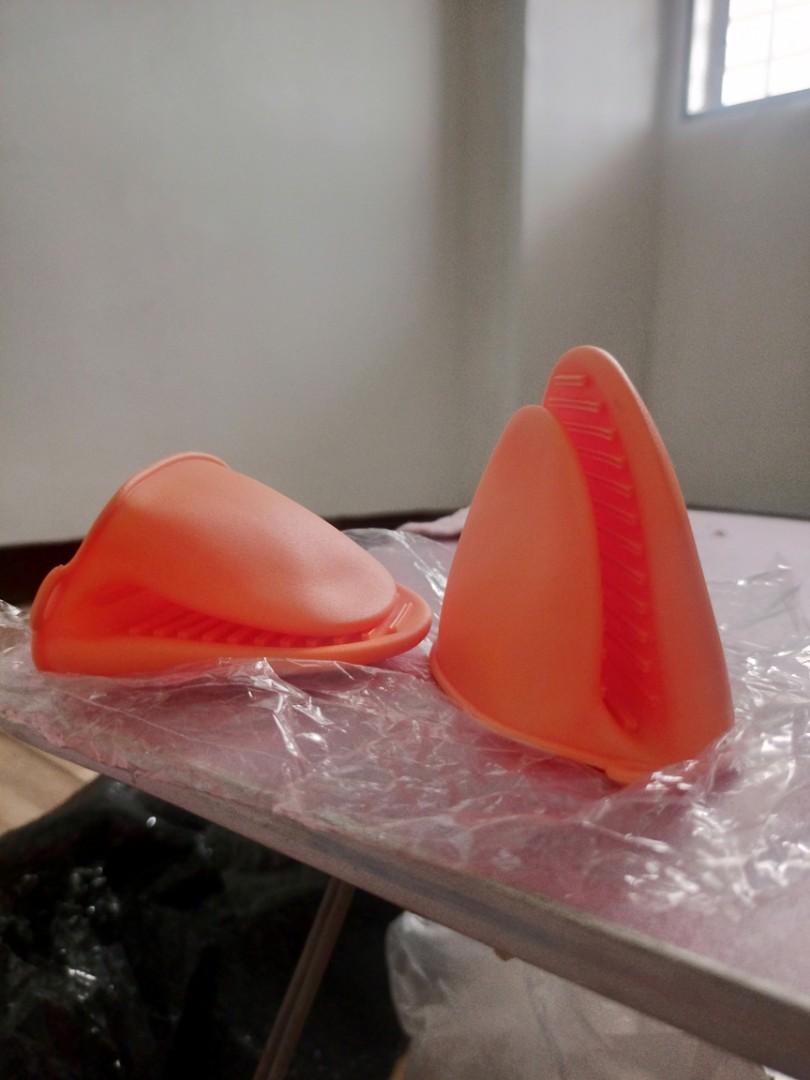 Silicone glove anti-scald (Category: Other Kitchen Appliances) located in Quezon City. Submitted by usd5g (Listing ID 1143910284, Image 2). Description: never used, color: orange RFS: doble na order ko sa shopee , isang pair lng naman kailangan ko.