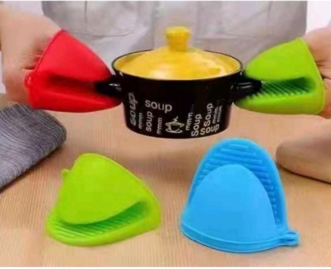 Silicone glove anti-scald (Category: Other Kitchen Appliances) located in Quezon City. Submitted by usd5g (Listing ID 1143910284, Image 1). Description: never used, color: orange RFS: doble na order ko sa shopee , isang pair lng naman kailangan ko.