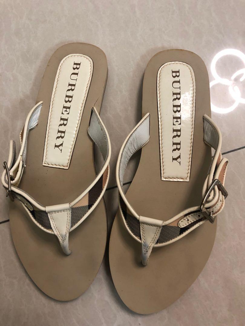 Burberry flip flops womens store