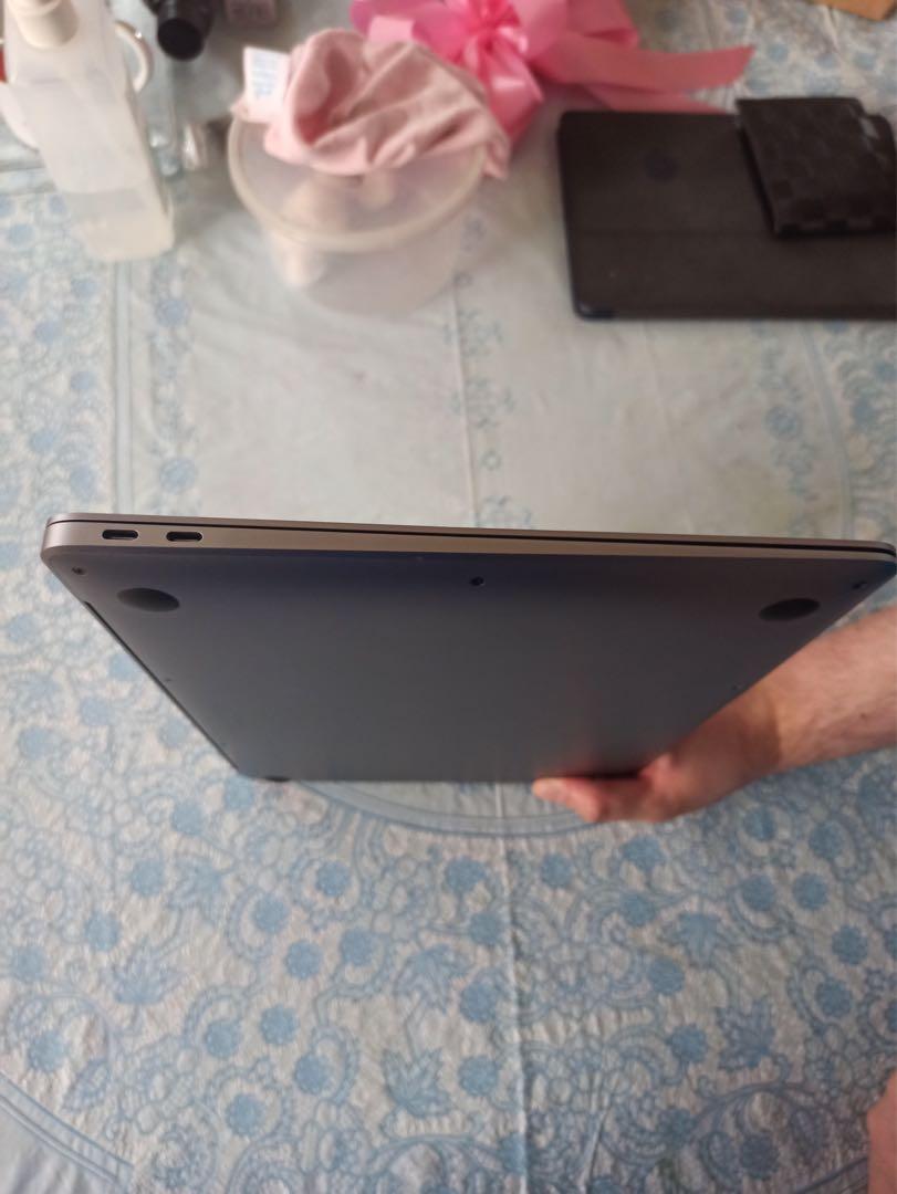MACBOOK AIR 2020 I3 (Category: Laptops & Notebooks) located in Quezon City. Submitted by enricos (Listing ID 1144246144, Image 2). Description: Mac Book Air 2020 I3💻 No box 📦 Unit and Charger only 🔌 *Cycle Count - 530 .
