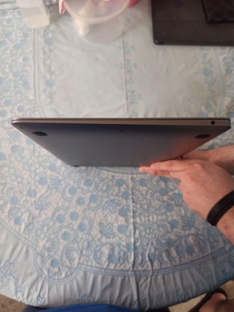 MACBOOK AIR 2020 I3 (Category: Laptops & Notebooks) located in Quezon City. Submitted by enricos (Listing ID 1144246144, Image 3). Description: Mac Book Air 2020 I3💻 No box 📦 Unit and Charger only 🔌 *Cycle Count - 530 .