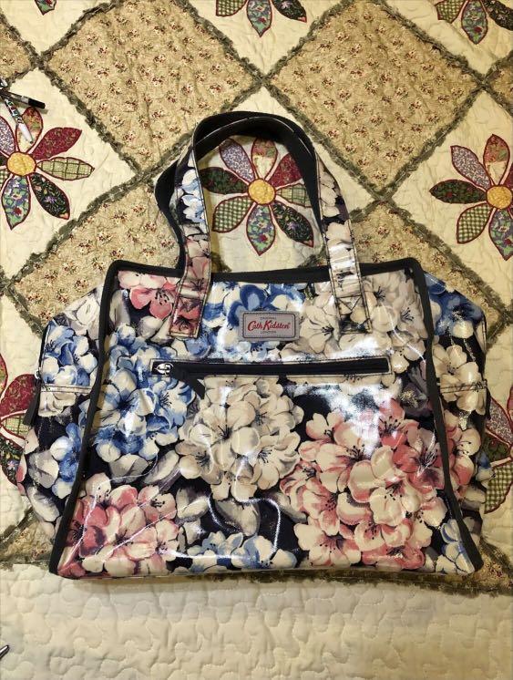Original Cath Kidston Pandora bag (Category: Shoulder Bags) located in Paranaque City. Submitted by leighton21 (Listing ID 1144111079, Image 1). Description: Original Cath Kidston Pandora bag in floral print. In large size & in glossy material. Very spacious & lightweight. Payment through Gcash or BPI. Kindly send a message for your inquiry. Thanks😉.