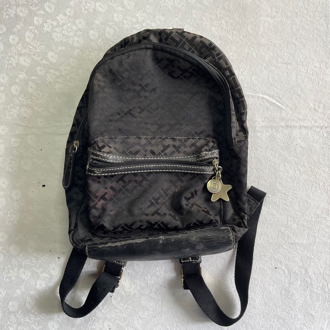 Black leather online tommy hilfiger backpack