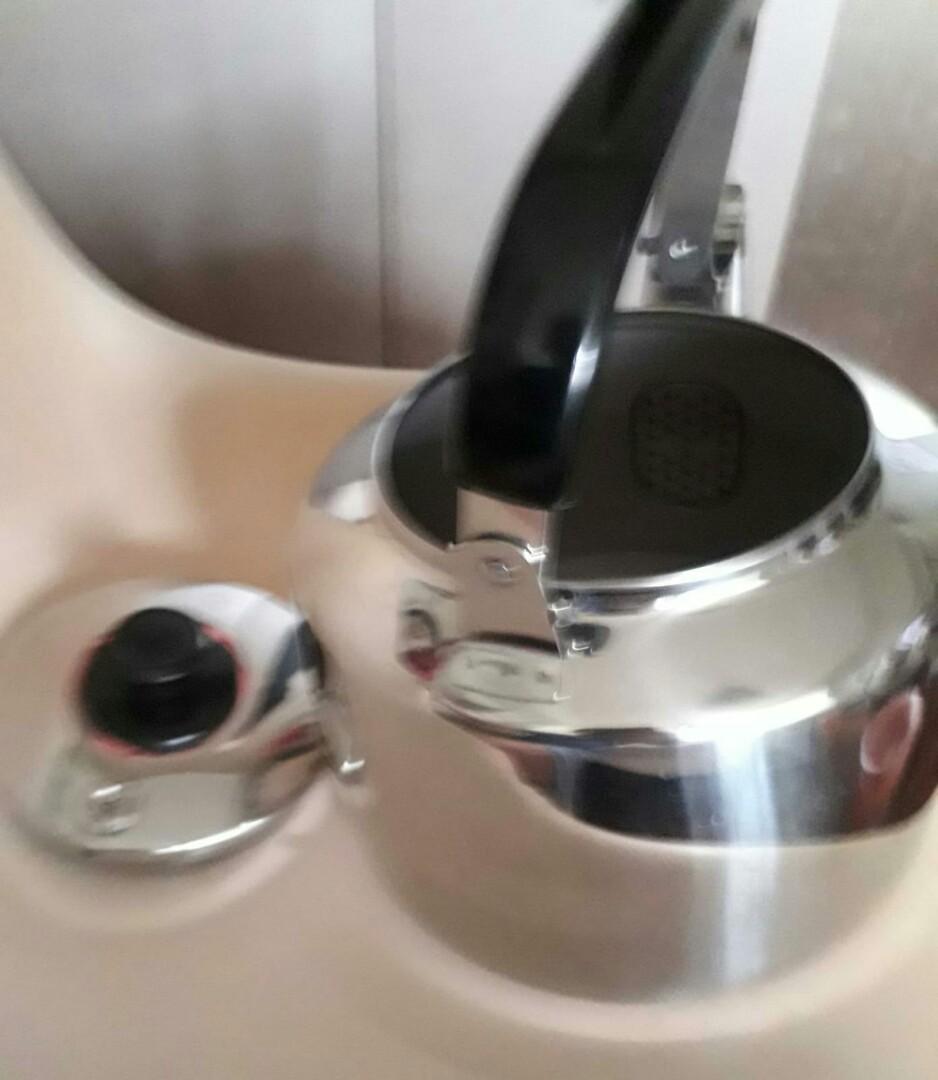 Zebra 4.5l Whistling Kettle, TV & Home Appliances, Kitchen Appliances