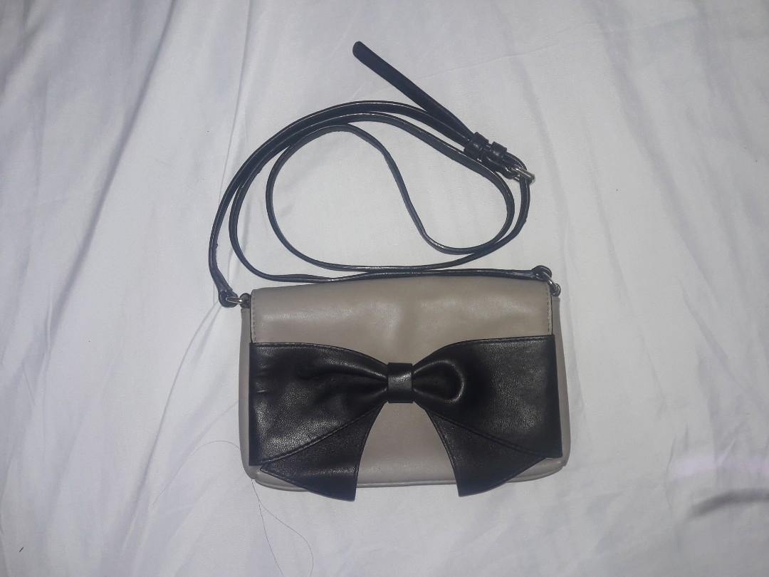 SALE Kate Spade beige black bow magnetic crossbody sling bag, Luxury, Bags  & Wallets on Carousell