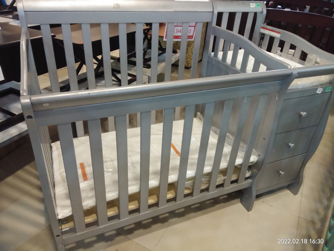 Baby crib wooden 3 drawer 136x68x101cm Mode of payment Cash Gcash Card