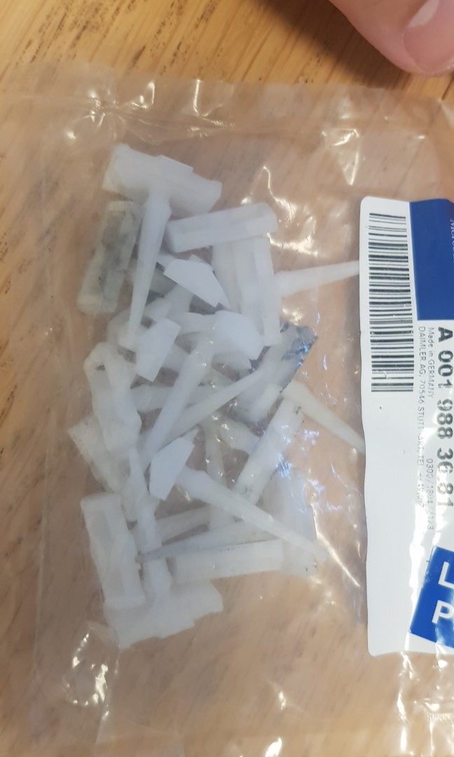 Mercedes Benz W124 Rocker Panel Clips 0019882681 (16 nos), Car