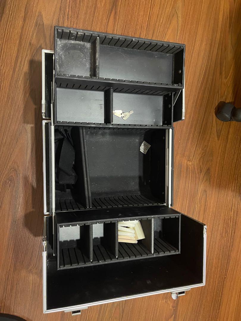 Suesh Vanity case (Category: Accessory Holder, Box & Organizers) located in Makati City. Submitted by airahern (Listing ID 1144287842, Image 3). Description: 9/10 condition .