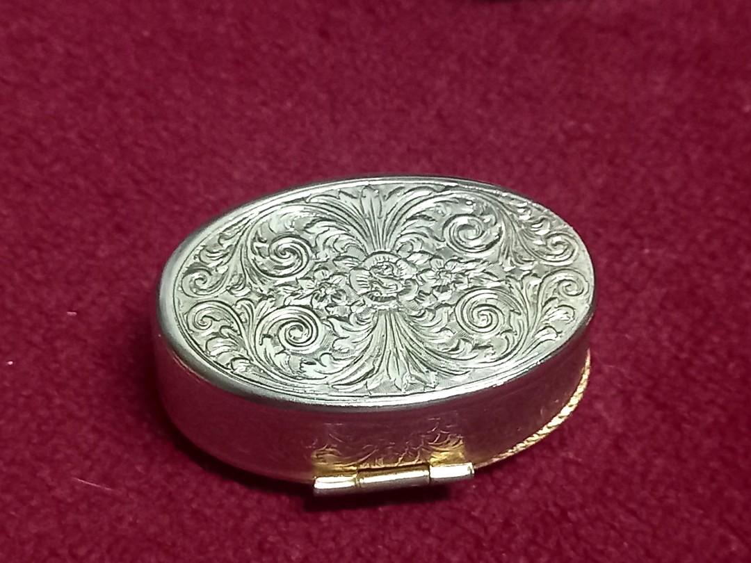 Vintage Pill box set porcelain lid (Category: Vintage Collectibles) located in Malabon City. Submitted by samflores2k4t7 (Listing ID 1144387083, Image 3). Description: For sale Vintage Pill box with porcelain lid Souvenir from England With design of England's famous Landmarks Dartmoor , Bude - Cornwall, Land's End & St. Ives Cornwall Set of 4 pcs.