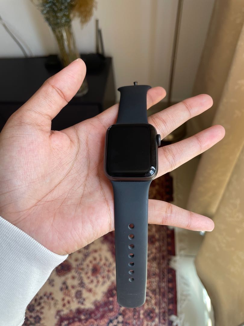 送料無料お得 Apple Watch - Apple Watch SE 40mm スペースグレイの ...