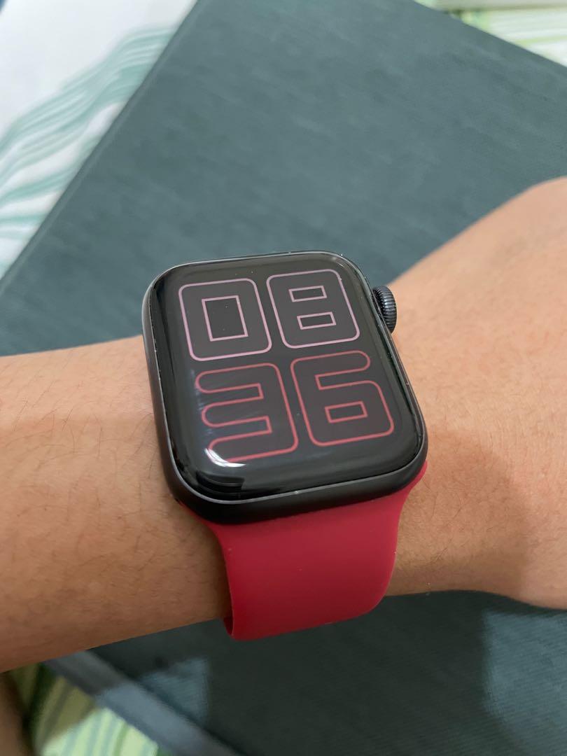 Apple Watch series 5 40 MM, Fesyen Pria, Jam Tangan di Carousell
