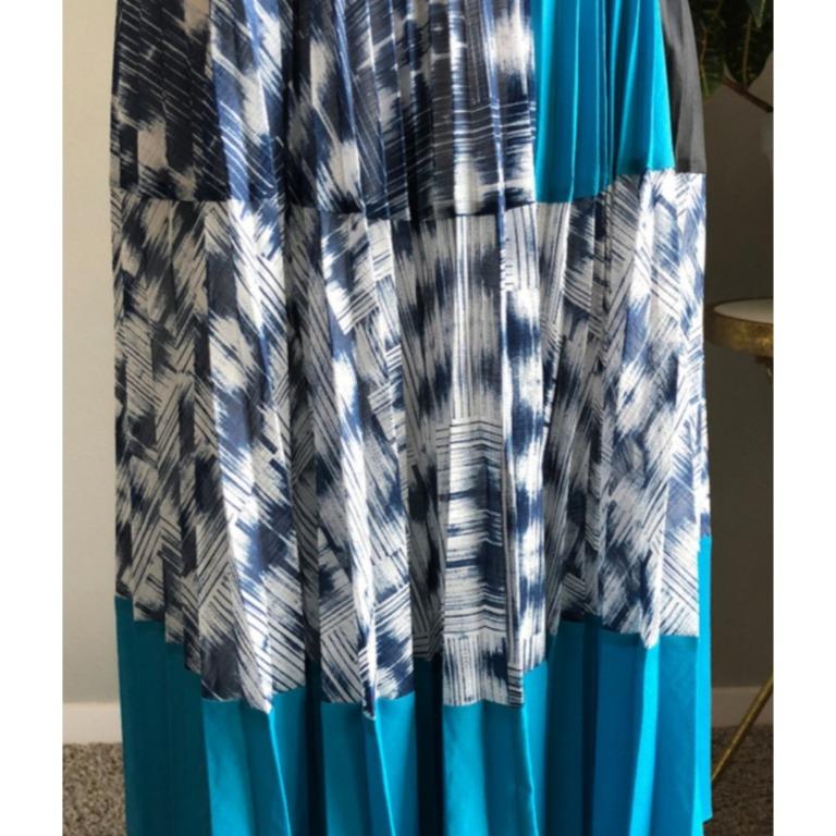 BCBG GEORGETTA Pleated Dress (Category: Dresses) located in Cavite. Submitted by myclosetusa (Listing ID 1144643320, Image 3). Description: ✅Authetic BCBG pleated dress ✅Retail Price of 298USD/15k++Php ✅Selling it for 1250 only ✅Used once ✅Size XS but fits up to S ✅ Garter tube top.
