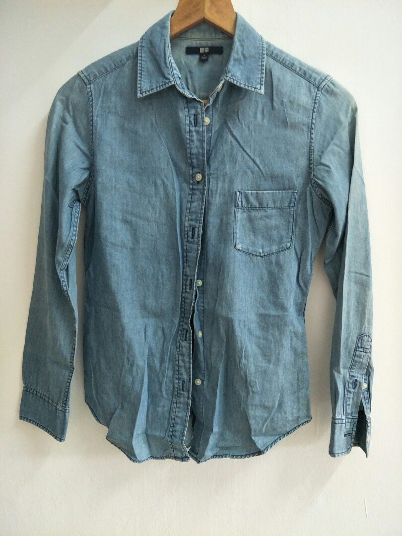 Kemeja Denim Uniqlo S, Women's Fashion 