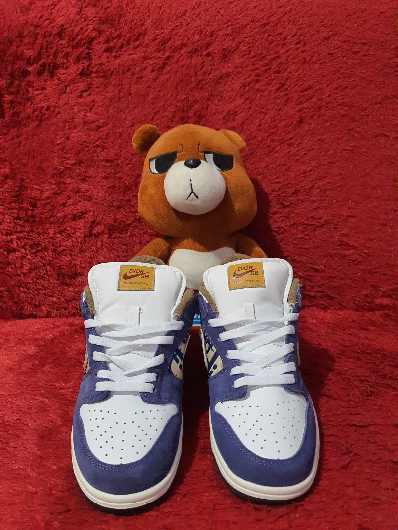 Nike SB Dunk Low Pro X Dior, Fesyen Pria, Sepatu , Sneakers di Carousell