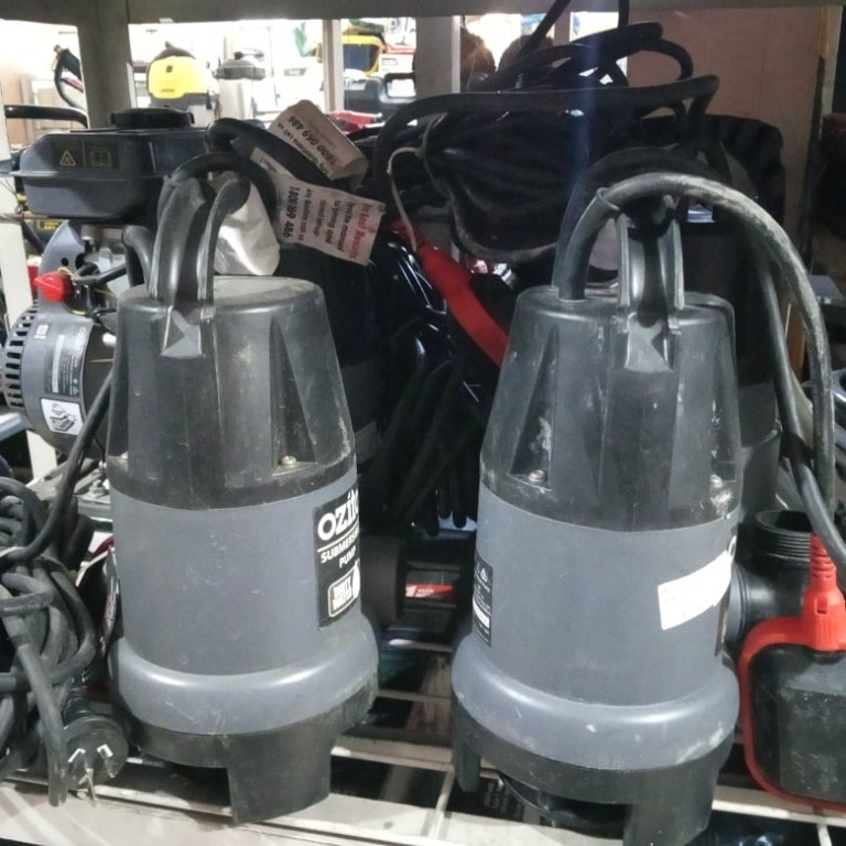 OZITO SUBMERSIBLE PUMP 700L/H FLOW, Commercial & Industrial