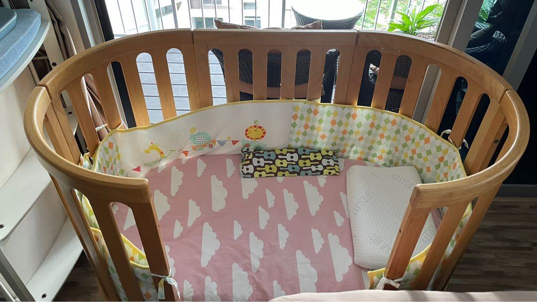 Round shop wooden cot