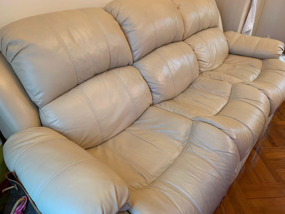 Sofa （分類：梳化）位於 Hong Kong。 由 levi2024 提交（商品編號 1144503385，圖片 3）。簡介： 買左一段日子，手動較（一邊唔work)，要去整$600@，十分少坐，每個位都漲卜卜的，21/2全日至22/2，10:00am前取，鑽石山私人屋苑，自備大隻佬。 梳化長84吋 闊33一34。