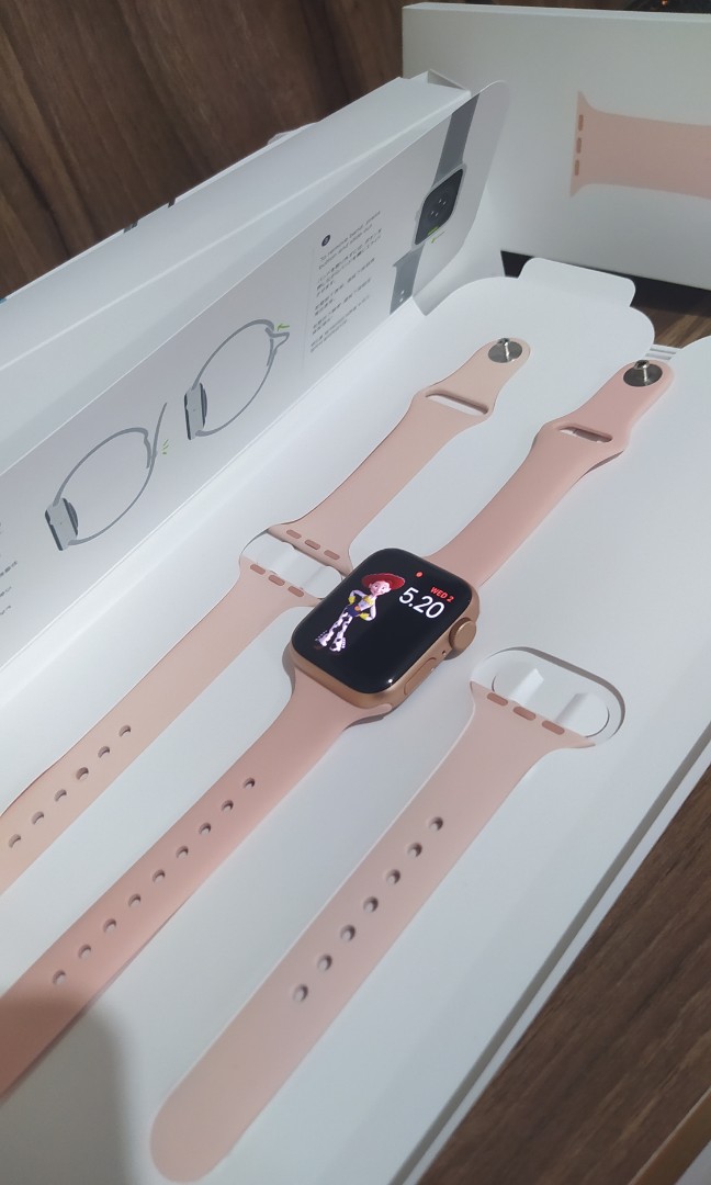 Apple watch SE pink sand 40, Fesyen Wanita, Jam Tangan di Carousell