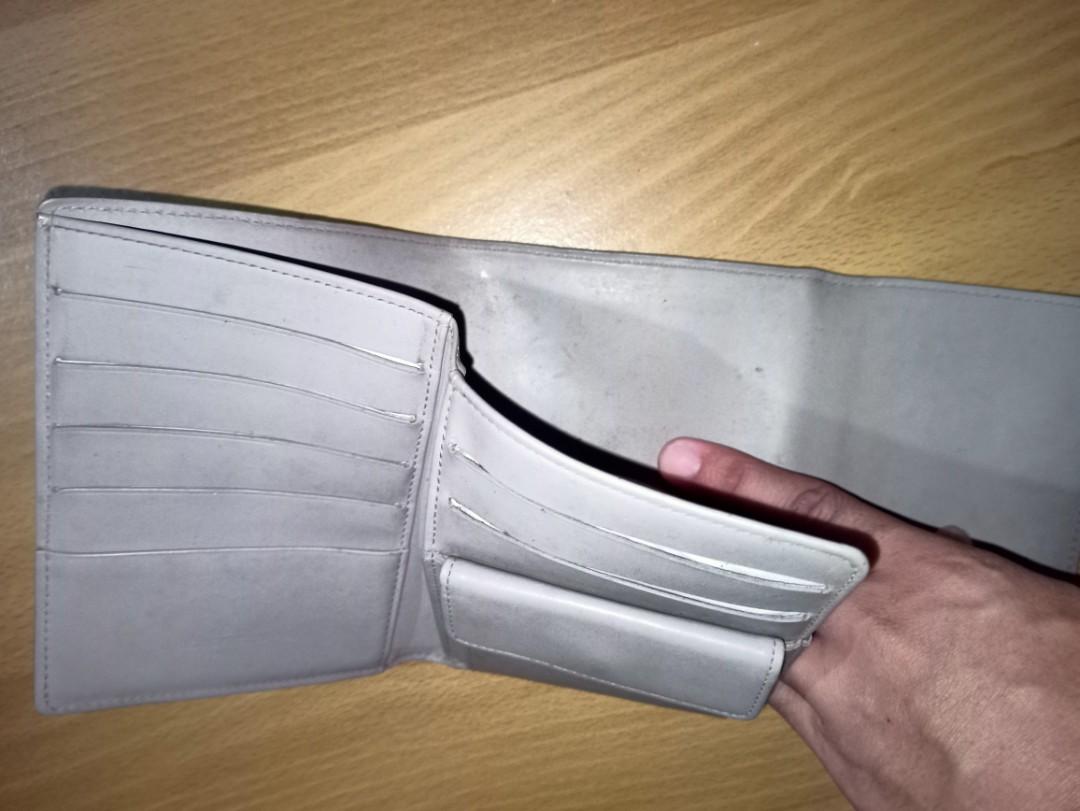 Louis Vuitton epi leather wallet (Category: Luxury Bags & Wallets) located in Monreal. Submitted by prada.antonio719 (Listing ID 1141291084, Image 2). Description: Louis Vuitton epi leather wallet.