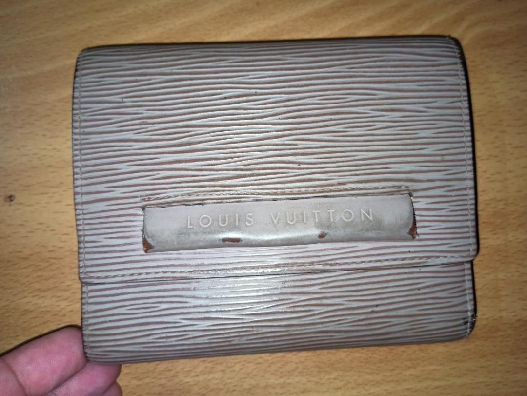 Louis Vuitton epi leather wallet (Category: Luxury Bags & Wallets) located in Monreal. Submitted by prada.antonio719 (Listing ID 1141291084, Image 1). Description: Louis Vuitton epi leather wallet.