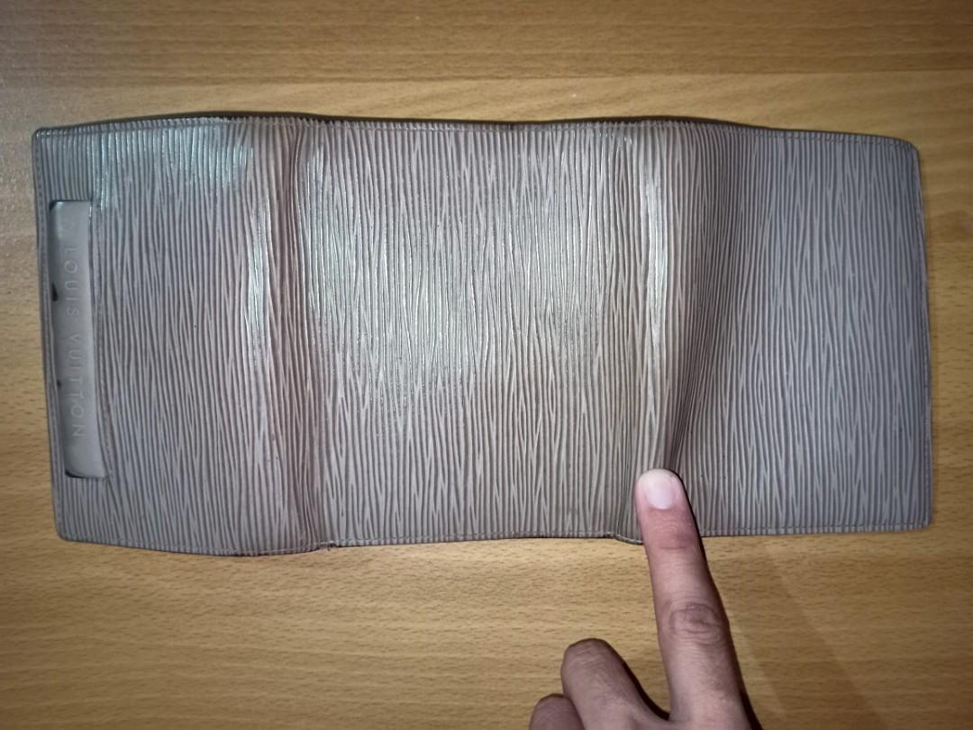 Louis Vuitton epi leather wallet (Category: Luxury Bags & Wallets) located in Monreal. Submitted by prada.antonio719 (Listing ID 1141291084, Image 3). Description: Louis Vuitton epi leather wallet.
