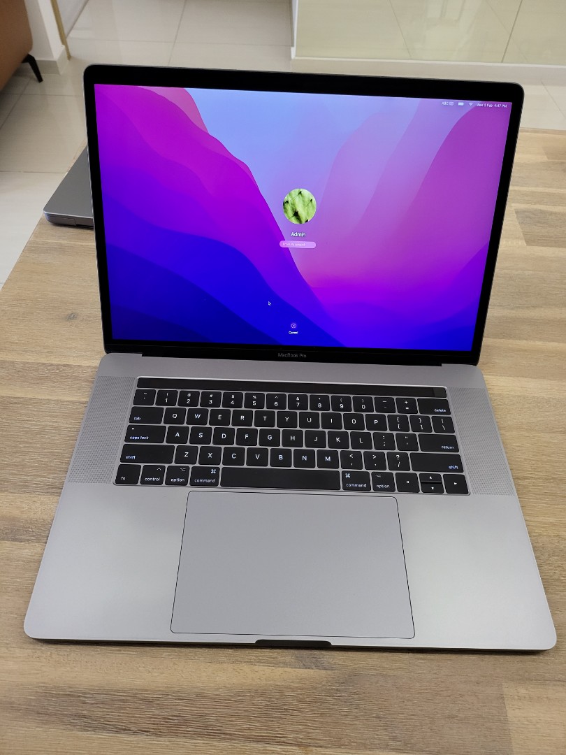 Macbook Pro 15 inch (2017) with Touchbar (Space Gray)