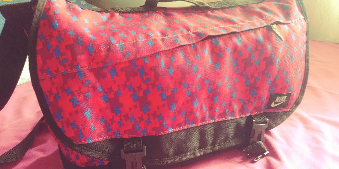 Nike Messenger Bag, Women's Fashion, Bags & Wallets, Crossbody Bags on Carousell