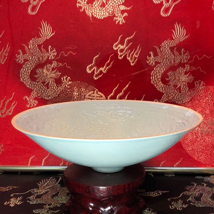 宋代白釉裂紋手工浮雕龍梅瓶