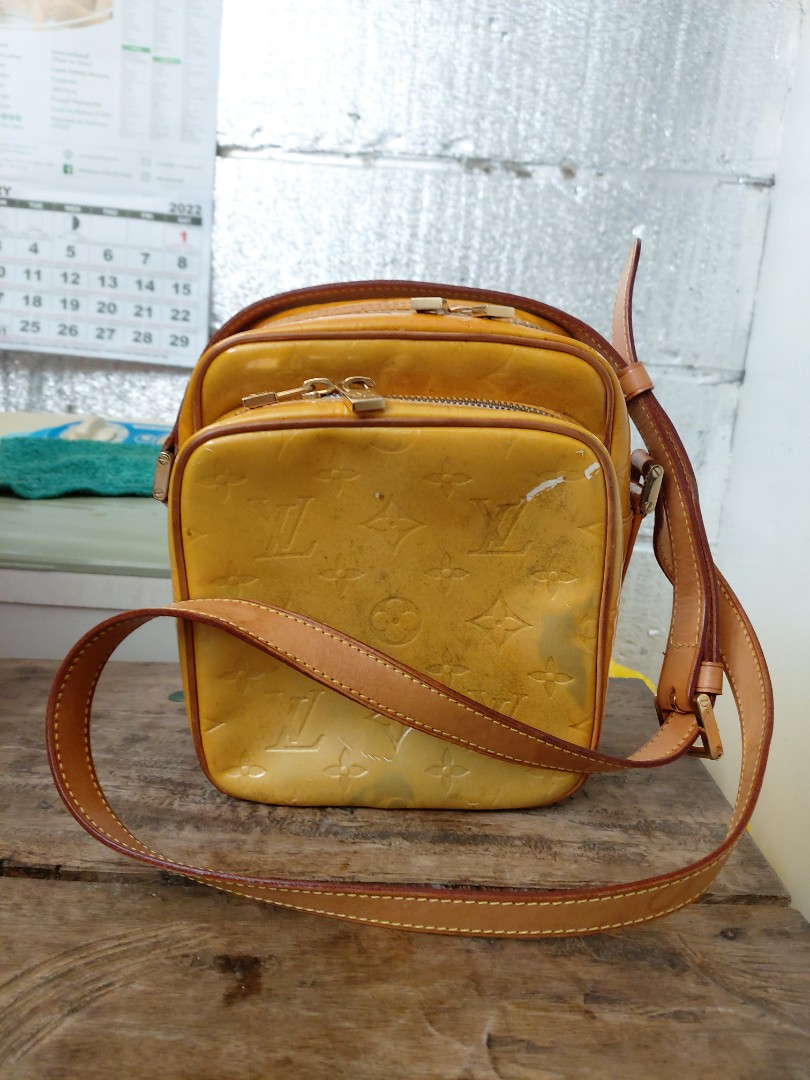 Lv vernis deals sling bag