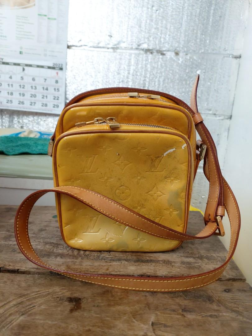 Lv vernis sling bag