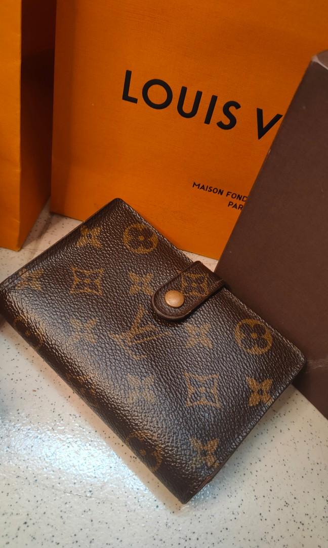 AUTHENTIC LV Kisslock (Category: Luxury Bags & Wallets) located in Bacoor. Submitted by charleighken (Listing ID 1144730129, Image 1). Description: .