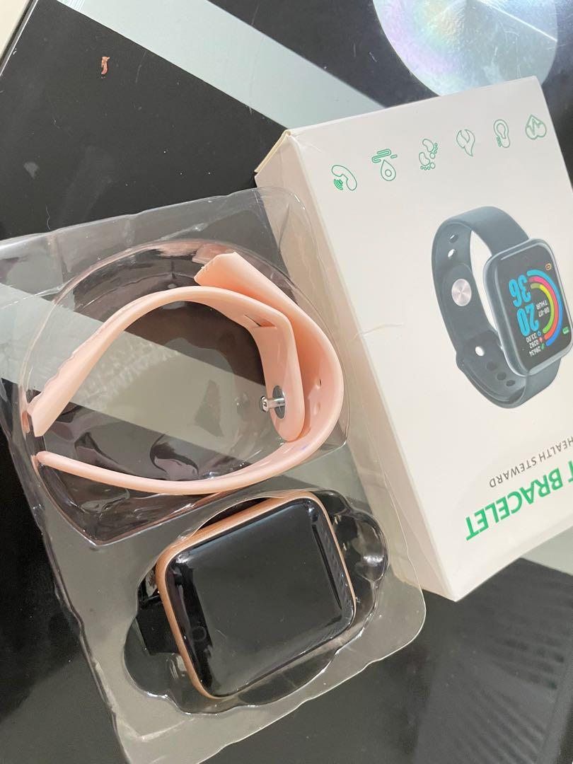 SMART BRACELET (Category: Wearables & Smart Watches) located in Makati City. Submitted by cathymars13 (Listing ID 1144785910, Image 2). Description: I bought this for 899 I use it for testing, I change my mind na. Good condition with box! .