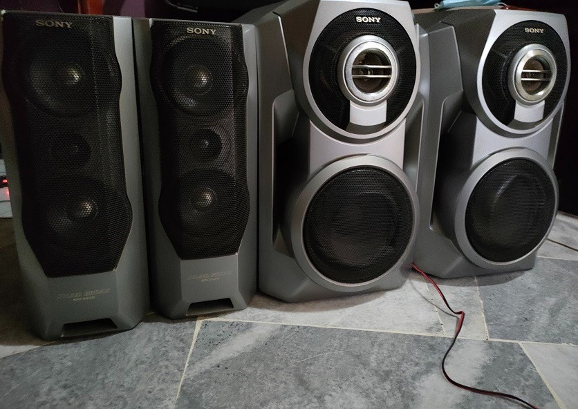 SONY HYBRID DUAL WOOFER INERGATED AND SOUND BROAD SPEAKERS IN GOOD CONDITION
