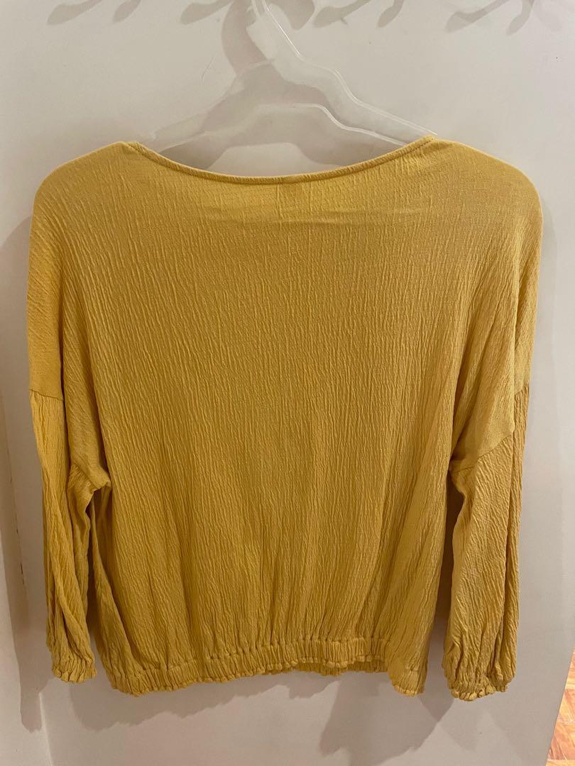 Uniqlo top, Women's Fashion, Tops, Blouses on Carousell
