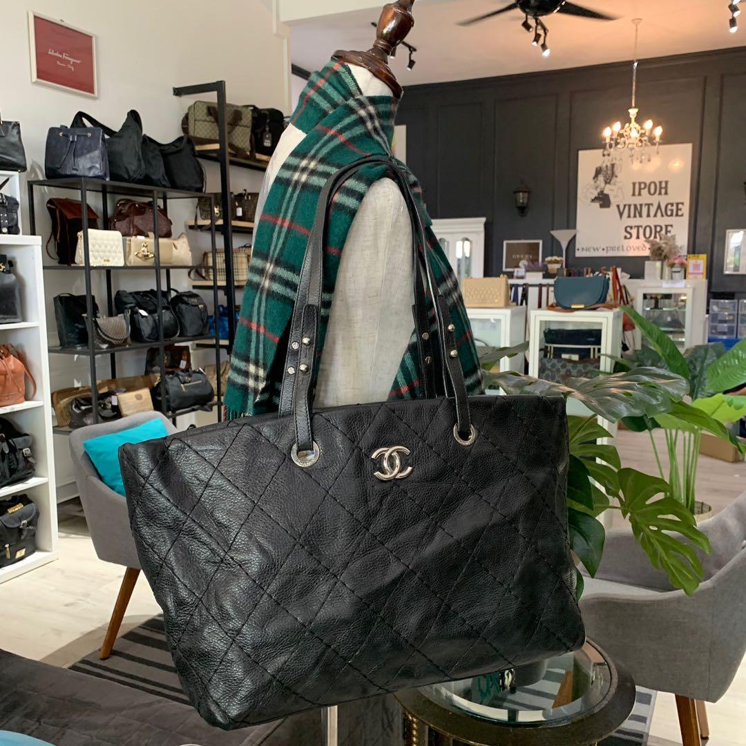 Chanel on deals the road tote