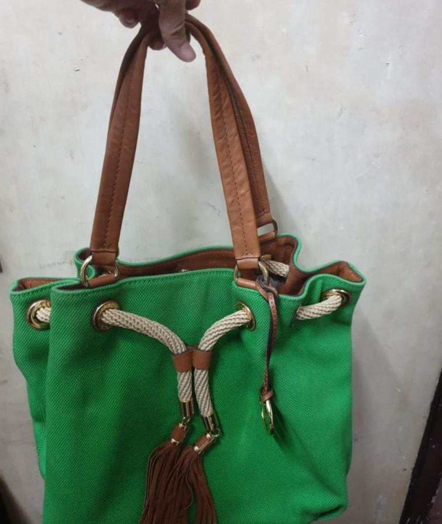 Authentic micheal kors bag (Category: Luxury Bags & Wallets) located in Manila. Submitted by winnieruss (Listing ID 1144943616, Image 2). Description: authentic micheal kors bag seldom used like new.