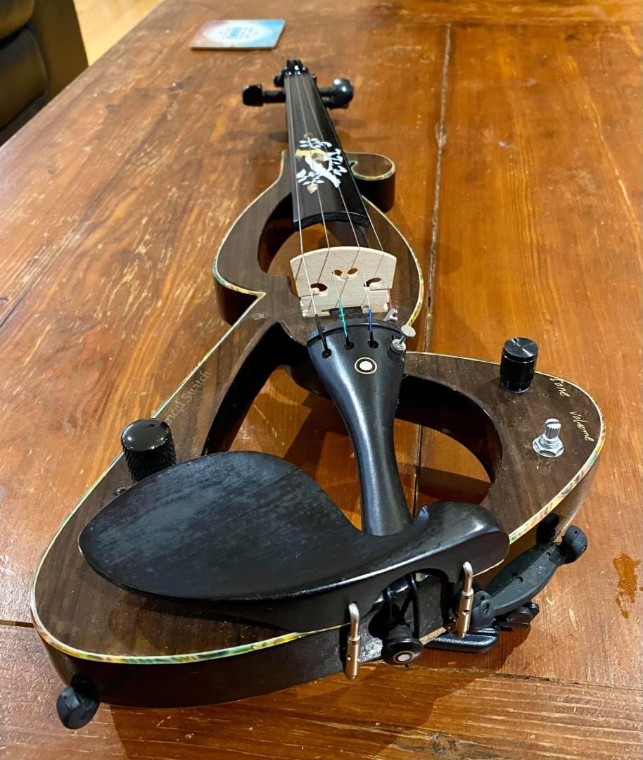 Electric Violin from australia (Category: Musical Instruments) located in Mandaluyong City. Submitted by izeehnflauta (Listing ID 1144889533, Image 2). Description: negotiable free shipping metro manila inclusions - 3/4 violin - rosins - soft case - music stand sheet naputol po E string.