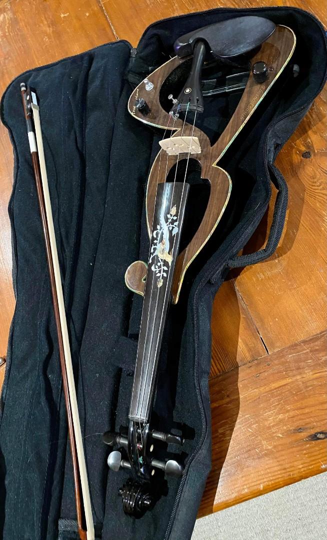Electric Violin from australia (Category: Musical Instruments) located in Mandaluyong City. Submitted by izeehnflauta (Listing ID 1144889533, Image 3). Description: negotiable free shipping metro manila inclusions - 3/4 violin - rosins - soft case - music stand sheet naputol po E string.