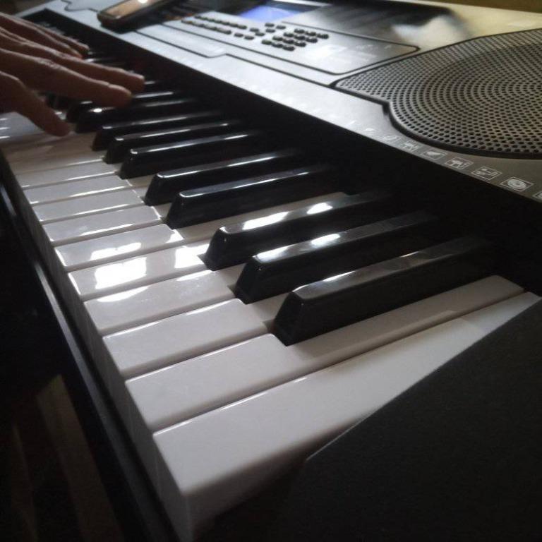 HUXLEY LIGHT UP KEYBOARD, Hobbies & Toys, Music & Media, Musical